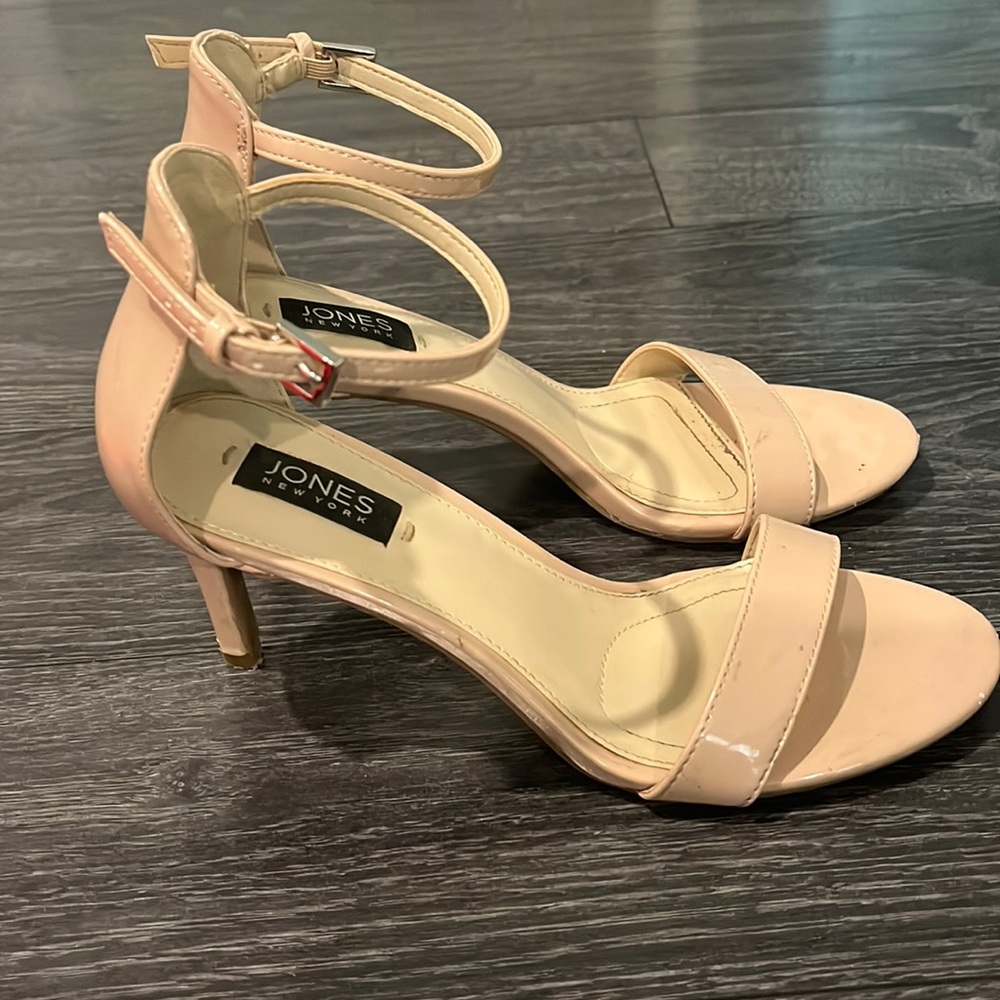 Jones New York tan heels. Size 8.
